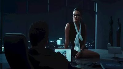 من بدلة الرقص إلى ملابس المضيفة: رحلة أسماء جلال في فيلم فيلم السلم والتعبان 2 المثير للجدل