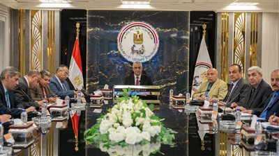 وزير الإنتاج الحربي يوجه بترشيد استهلاك الكهرباء دون التأثير على الإنتاجية ومتابعة يومية للأداء المالي