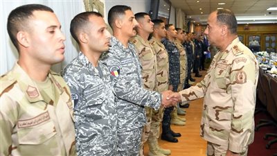 وزير الدفاع والإنتاج الحربي يلتقي مقاتلي الأفرع الرئيسية للقوات المسلحة