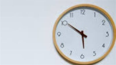 تأثير التوقيت الصيفي على استهلاك الكهرباء ومواعيد العمل في المصالح الحكومية