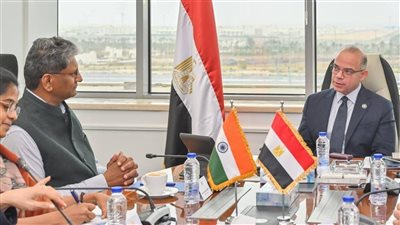 وزير الاستثمار يبحث مع السفير الهندي تعزيز التعاون الاقتصادي والتبادل التجاري