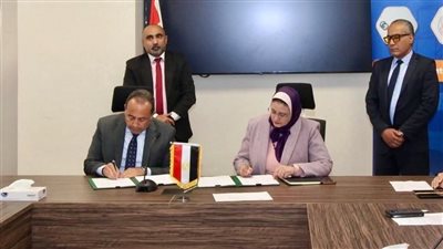 المصرية لنقل الكهرباء توقع عقدًا مع 