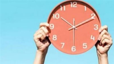 تأثير تغيير الساعة على الصحة والنوم: دراسات تكشف مخاطر وفوائد الانتقال الزمني