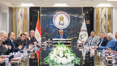 وزير الدولة للإنتاج الحربي يتابع سير العمل بالشركات التابعة للوزارة ويوجه بترشيد استهلاك الكهرباء