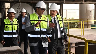 وزير الصناعة يتفقد مصانع الحديد والصلب بالسويس ويستعرض خطة الوزارة لتعزيز الصناعة الوطنية