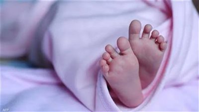 الشرطة تحقق في العثور على رضيع ملقى أمام منزل في الجيزة