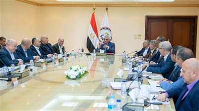 وزير الدولة للإنتاج الحربي يتابع الأداء المالي للشركات التابعة ويصدر توجيهات لتعزيز الإنتاجية وترشيد استهلاك الطاقة