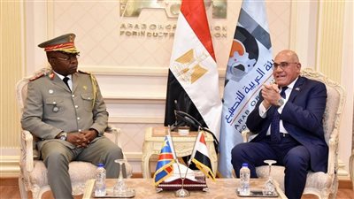 رئيس الهيئة العربية للتصنيع يبحث مع رئيس القوات المسلحة الكونغولية تعزيز التعاون الصناعي والدفاعي