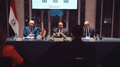 وزير الخارجية يلتقي الجالية المصرية في الكويت ويستعرض جهود الدولة لرعايتهم وتطوير الخدمات القنصلية