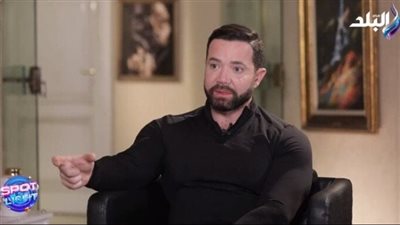 تامر شلتوت يكشف كواليس انتقاله من الإعلام إلى التمثيل.. الانتقادات الأولى تحولت إلى دافع للنجاح والتطوير
