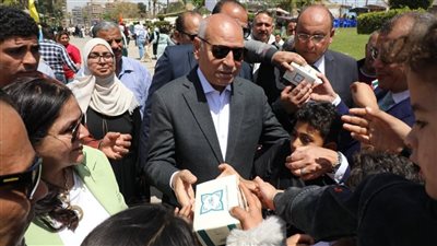محافظ القاهرة يشارك المواطنين احتفالات شم النسيم بالحديقة الدولية ويوزع الورود والحلوى على الأطفال