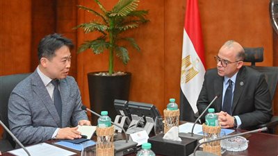 وزير الاستثمار يبحث توطين صناعة الإلكترونيات مع «سامسونج» و«إل جي»