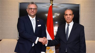 وزير الخارجية يبحث مع مستشار الرئيس الأمريكي للشئون العربية والأفريقية تطورات الأوضاع الإقليمية