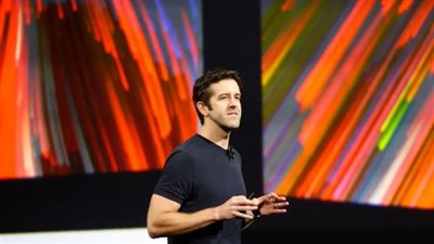 إرث الـ 4 تريليون دولار: تيم كوك ينتقل لرئاسة مجلس إدارة آبل ويُسلم الراية لجون تيرنوس