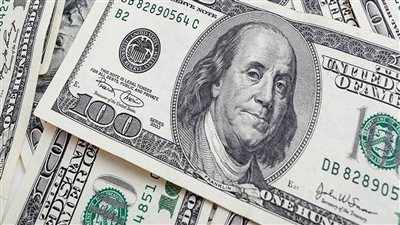الدولار يستقر قرب أعلى مستوى في أسبوع مدعومًا بتمديد الهدنة مع إيران