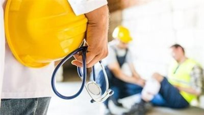 الإجازة المرضية وعلاقة العمل: ضوابط صارمة تمنع فصل العامل أثناء فترة مرضه