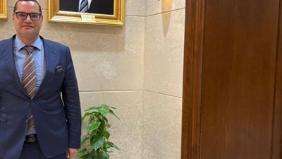 عميد حقوق عين شمس يشارك في إعداد قانون لتنظيم استخدام الأطفال للسوشيال ميديا