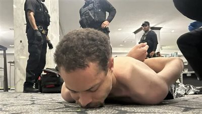 عاجل.. لحظة اعتقال المشتبه بإطلاقه النار خلال حفل عشاء مراسلي البيت الأبيض (فيديو)
