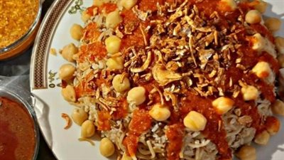أسرار تحضير الكشري المصري الأصلي: دليلك الكامل للصلصة والدقة والتقلية