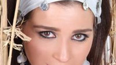 تحدي السلة والدارتس.. شاهد خفة ظل مي عز الدين مع زوجها في 