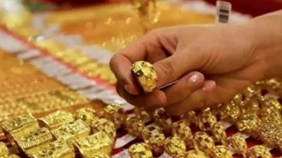 السوق المحلي يترقب حركة الأسعار بعد عودة التداولات العالمية للذهب