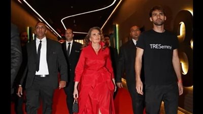 يسرا ودينا الشربيني يتصدرن العرض الخاص لفيلم 