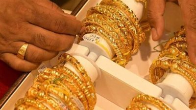 الذهب في مواجهة الدولار: كيف يحد ارتفاع العملة الصعبة من هبوط أسعار الصاغة في مصر؟