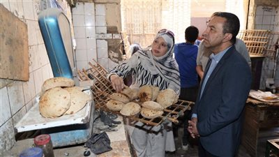 خلال جولة مفاجئة..محافظ المنوفية يداهم مخبزًا ومجزر قويسنا لضبط جودة الخبز واللحوم