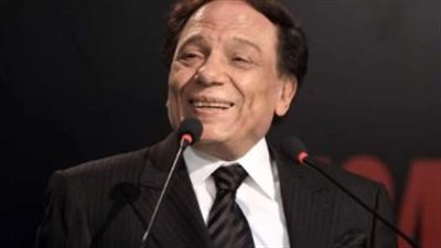 عادل إمام يتغزل بجميلات الإسكندرية في مقطع مسرب من كواليس تكريمه عام 2000