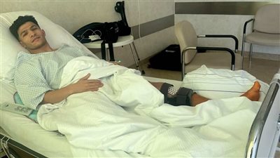 إسلام عيسى يجري جراحة الرباط الصليبي بألمانيا وجهاز المنتخب يتابع حالته