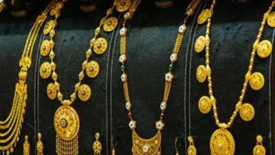 أونصة الذهب عند 4670 دولاراً.. تراجع الدولار وهدوء التوترات يشعلان الأسواق