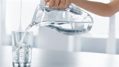 أعراض مزعجة يسببها شرب الماء دفعة واحدة.. من الانتفاخ إلى اضطراب التركيز