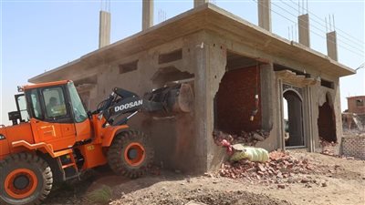 حملات مكبرة بأحياء الإسكندرية لإزالة المباني المخالفة والتعديات في المهد
