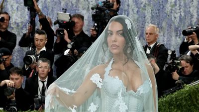 سر اللون الأزرق في فستان جورجينا رودريغيز بحفل المتروبوليتان.. رسائل خفية وتصميم فرنسي