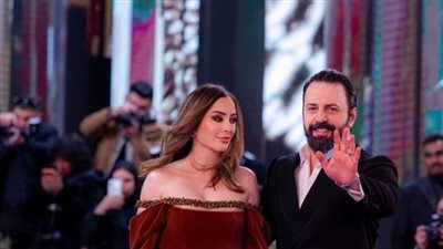 وفاء الكيلاني تساند تيم حسن في جنازة حاتم علي وتنفي شائعات الطلاق