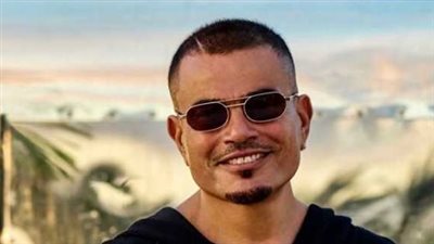 كيف تربع عمرو دياب على عرش الموسيقى العربية لأكثر من أربعة عقود متتالية؟