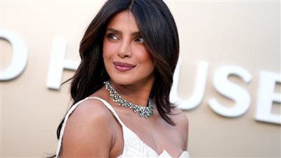 سر إطلالة بريانكا شوبرا بالساري الهندي في حفل 