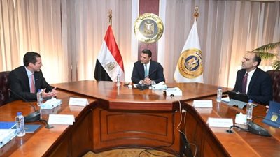 وزير الصناعة يبحث مع “سيمكس” تعزيز الاستدامة وزيادة الإنتاج في قطاع الأسمنت