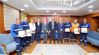 محافظ كفرالشيخ يكرم طاقم إسعاف أعاد شيكًا بمليون جنيه
