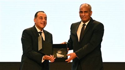 مدبولى يكرم محافظ كفرالشيخ خلال احتفالية إطلاق «مبادرة المليون رخصة دولية» 