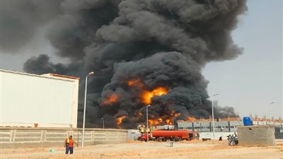 محافظ الشرقية يوجه بالتحرك الفوري لموقع حريق مصنعين بالعاشر من رمضان