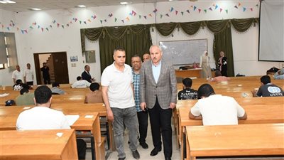 رئيس جامعة قناة السويس يتفقد امتحانات “متطلبات الجامعة” ويؤكد تطبيق صارم لقواعد الامتحانات