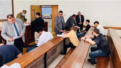 انتظام كامل وهدوء داخل اللجان.. عميد إعلام الأزهر يتابع أول أيام امتحانات التيرم الثاني