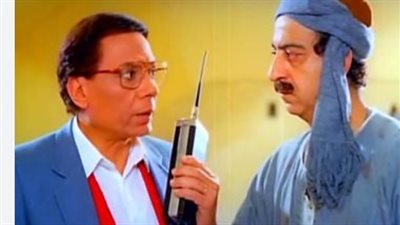 شخصية أحمد راتب في طيور الظلام.. رمزية المواطن المتمسك بمبادئه في مقهى وسط البلد