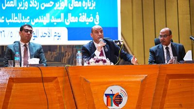 تنفيذًا لتوجيهات الرئيس.. وزير العمل يدعم فتيات الأقصر بماكينات خياطة لإقامة مشروعات صغيرة