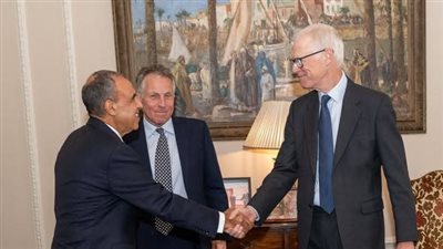 بدر عبد العاطي يبحث في لندن تعزيز العلاقات المصرية البريطانية