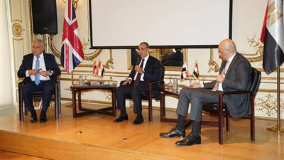 وزير الخارجية يؤكد من لندن: رعاية المصريين بالخارج أولوية للدولة