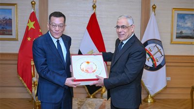 النائب العام يبحث مع نظيره بمدينة جوانزو الصينية تعزيز التعاون القضائي 