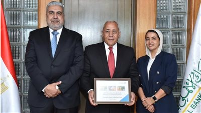 البنك الأهلي المصري يطلق أول بطاقة 