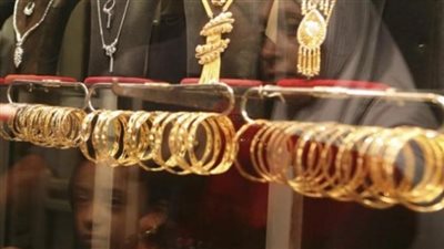 العلاقة العكسية تفرض كلمتها.. صعود العملة الخضراء يكبّل أسعار الذهب في مصر والصاغة